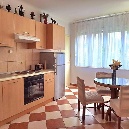 Sunny Center Apartment Split Bilik gambar