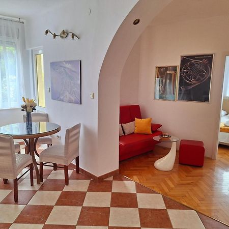 Sunny Center Apartment Split Bilik gambar
