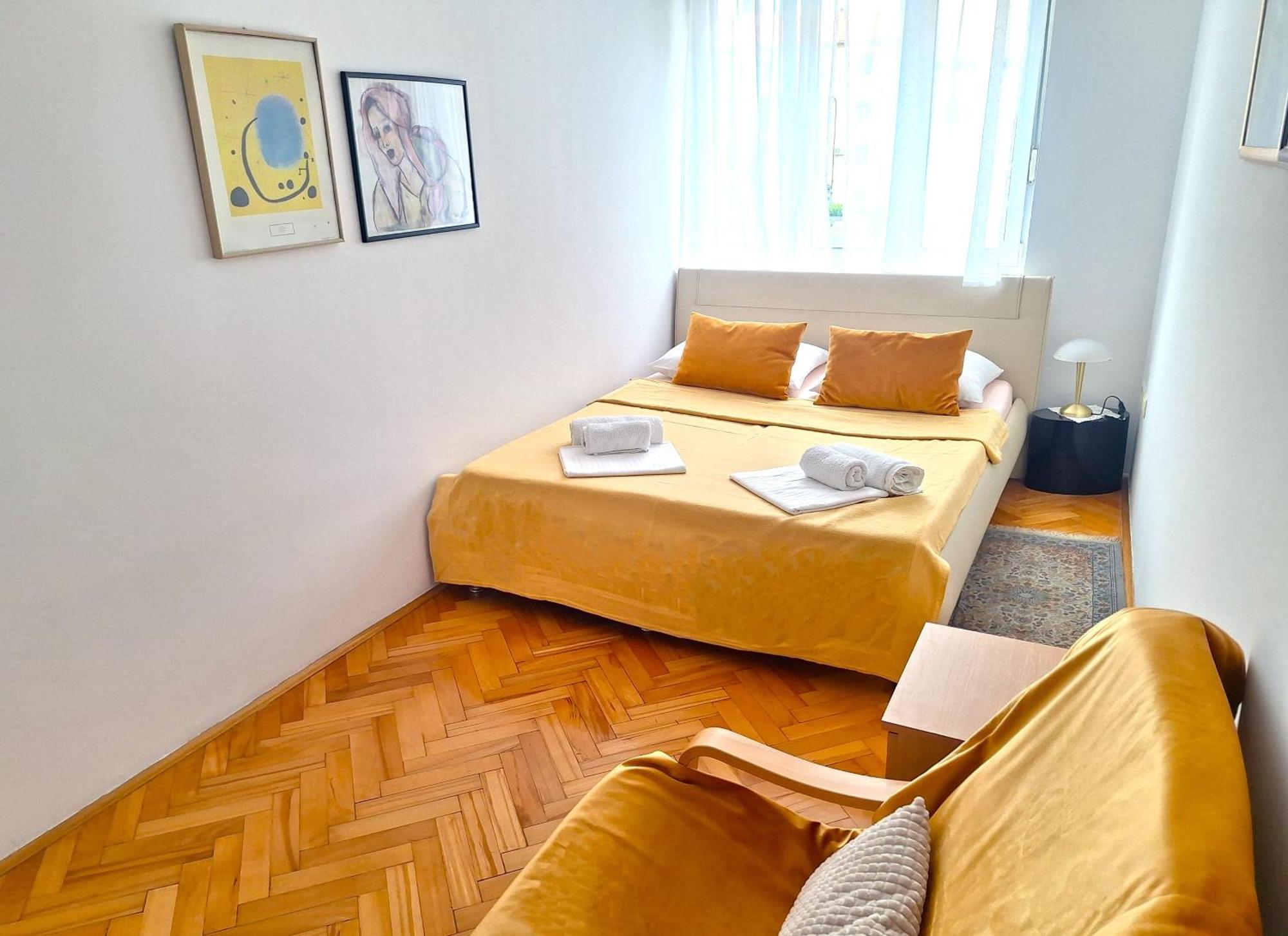 Sunny Center Apartment Split Bilik gambar