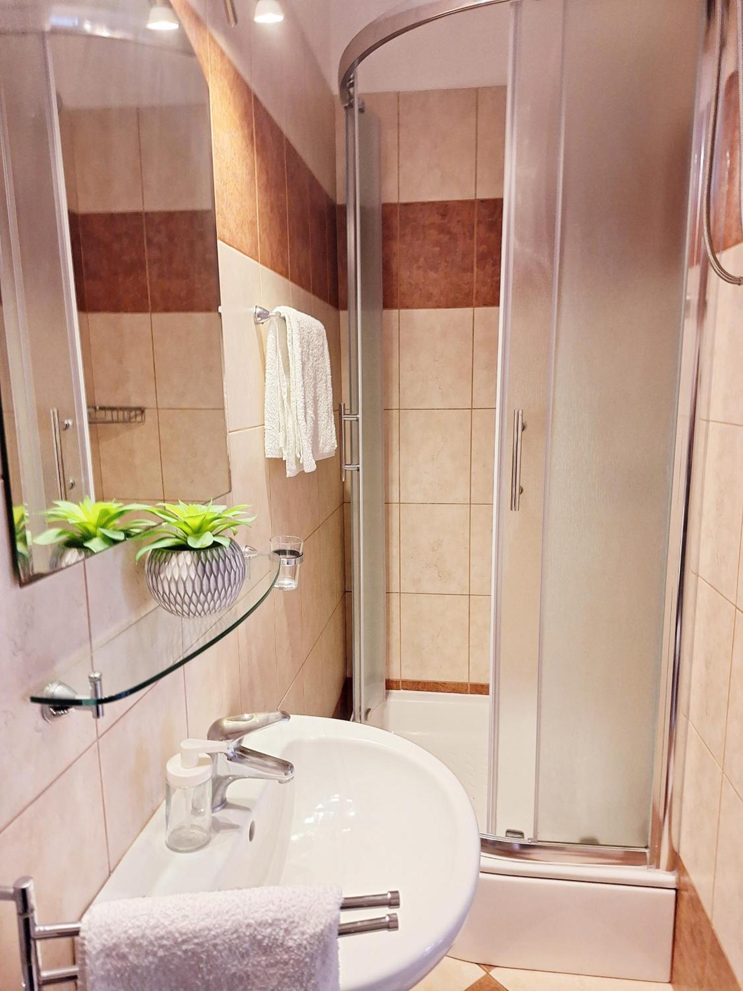 Sunny Center Apartment Split Bilik gambar