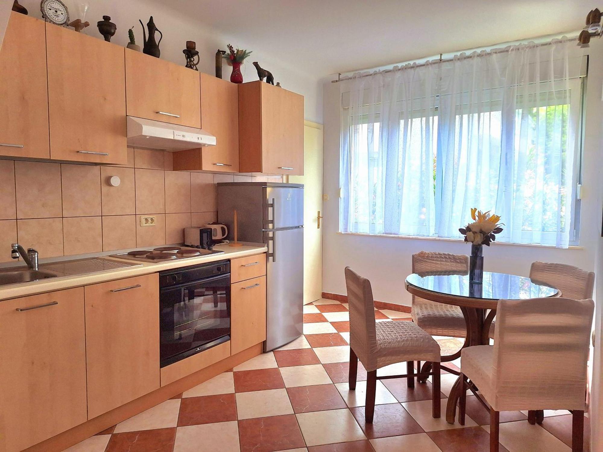 Sunny Center Apartment Split Bilik gambar