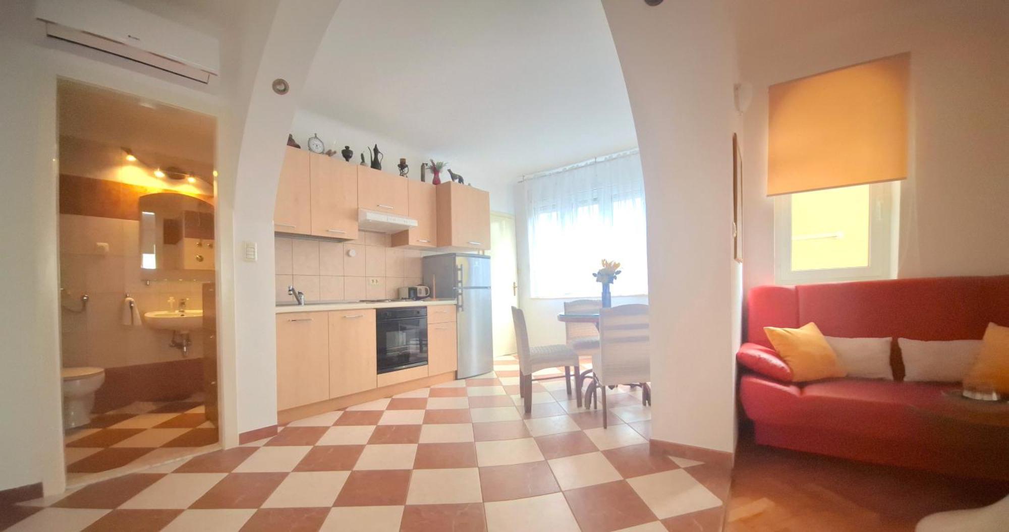 Sunny Center Apartment Split Bilik gambar