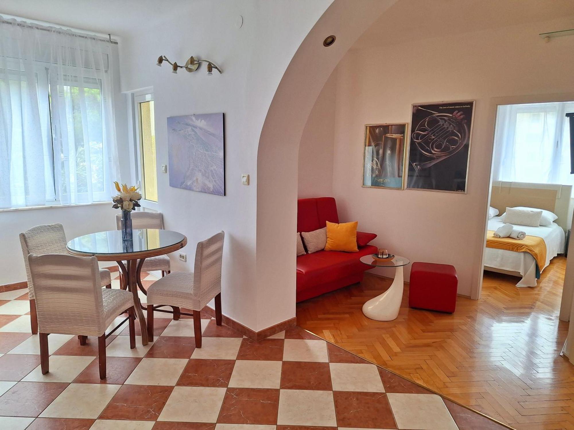 Sunny Center Apartment Split Bilik gambar